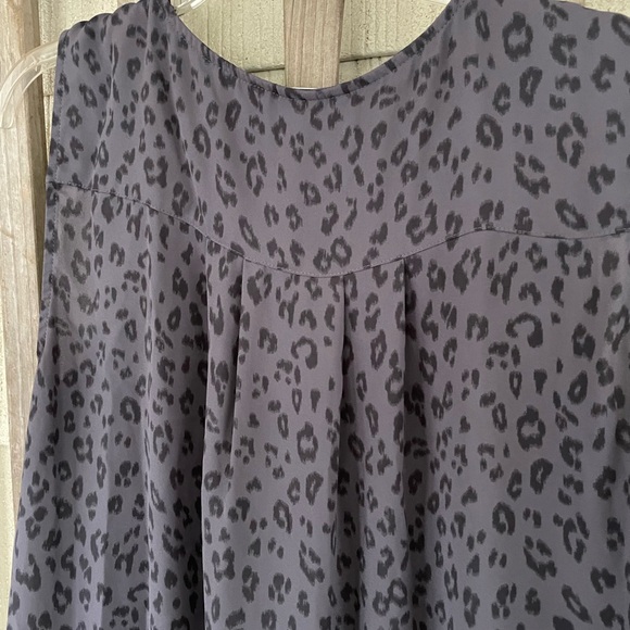 H & M  grey tone leopard print tank tunic top. Size Large. Hi-low hemline. - Picture 2 of 5